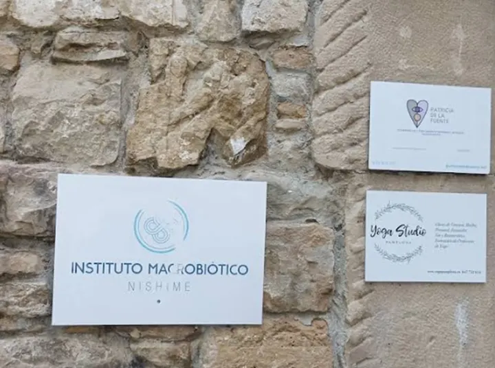 Masajes Zen, Estética, Yoga Y Meditación — yoga-studio en Pamplona — 5