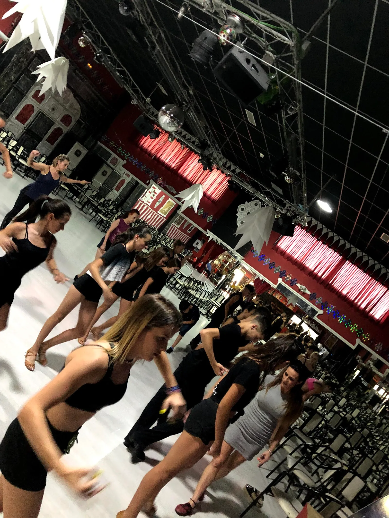 Escuela Y Sala De Baile Mambo Swing — baile-studio en Valdefuentes — 3