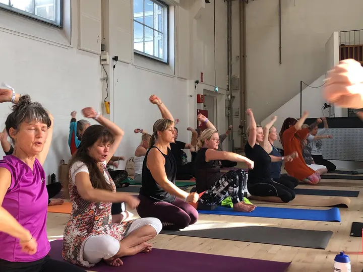 Pia Høyer Yoga, Sansefulde Pauser — Yoga i Aarhus Ø, Aarhus