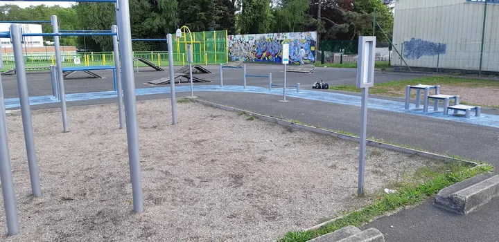 Un terrain de sport, street workout — callisthénie-studio à Hérouville-Saint-Clair — 3