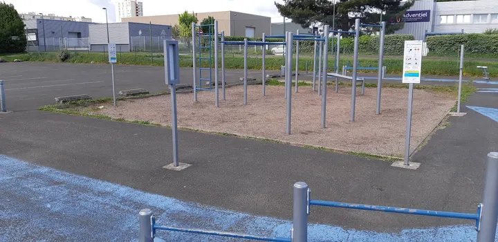 Un terrain de sport, street workout — callisthénie-studio à Hérouville-Saint-Clair — 4