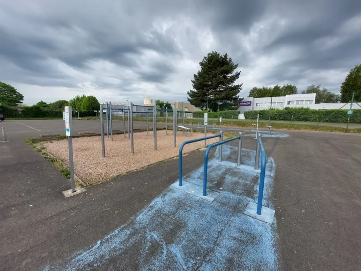 Un terrain de sport, street workout — Callisthénie à La Grande Delle, Hérouville-Saint-Clair