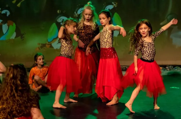 Doenya's Danswereld — Dans in Oud-Noord, Tilburg