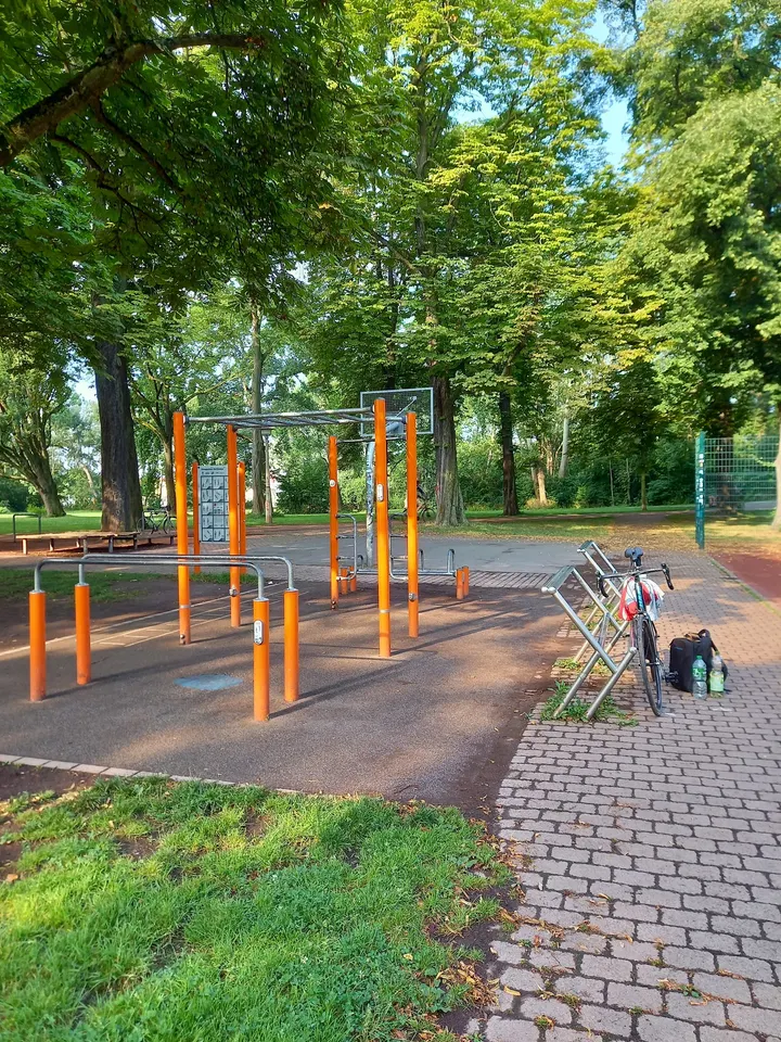 Fußball und Basketball Sportanlage (Fitness, Training) — Fitnessstudio in Nördliche Innenstadt, Halle (Saale)