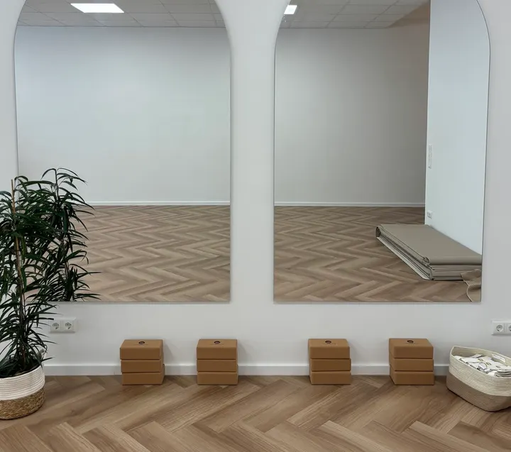 AURA Berlin @Uhlandstraße — Barre in Charlottenburg, Berlin