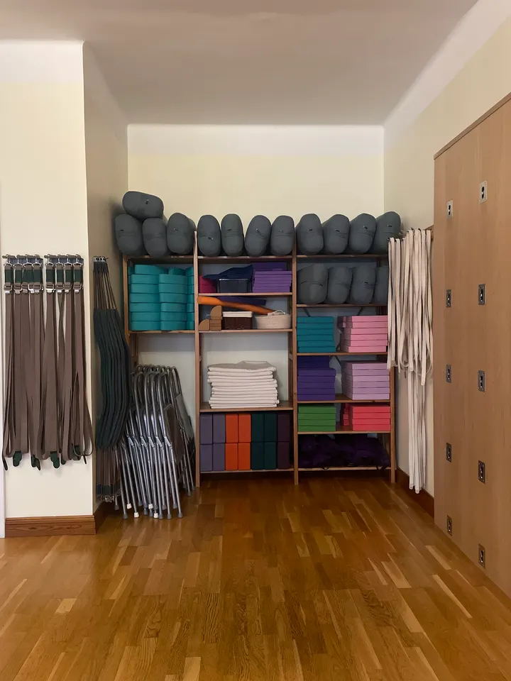 Joogaa Rantakivellä — jooga-studio – Vartiokylä, Helsinki — 2