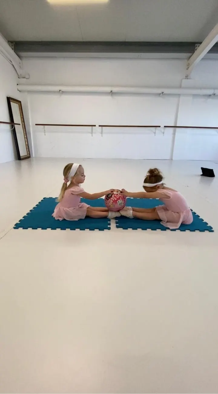Escuela De Ballet L'etoile International Center Of Art Education — dance-studio i Reus