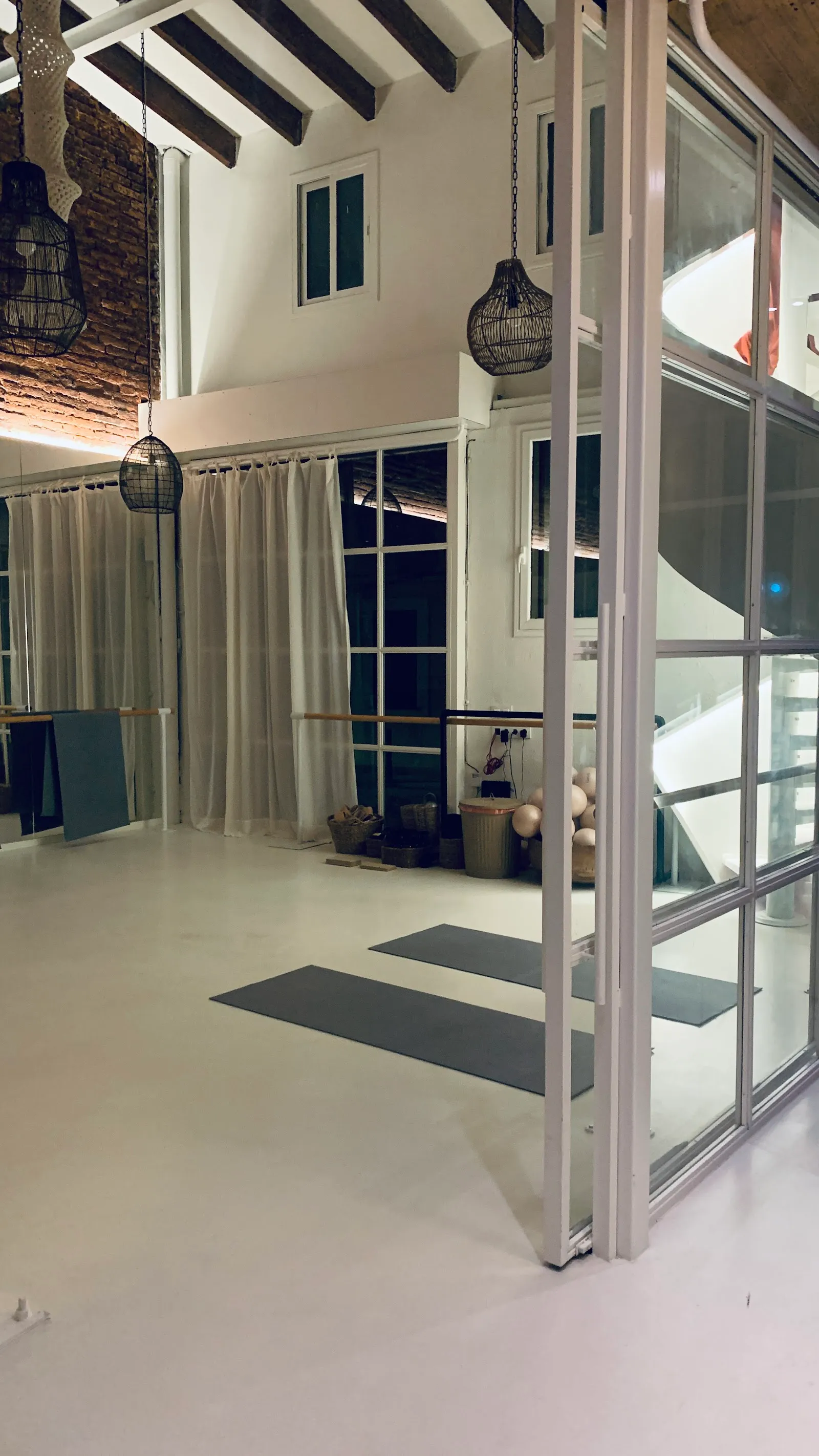 The Barrefit Studio - Gràcia - Mandatory towel / Toalla Obligatoria — barre-studio en Barcelona — 5