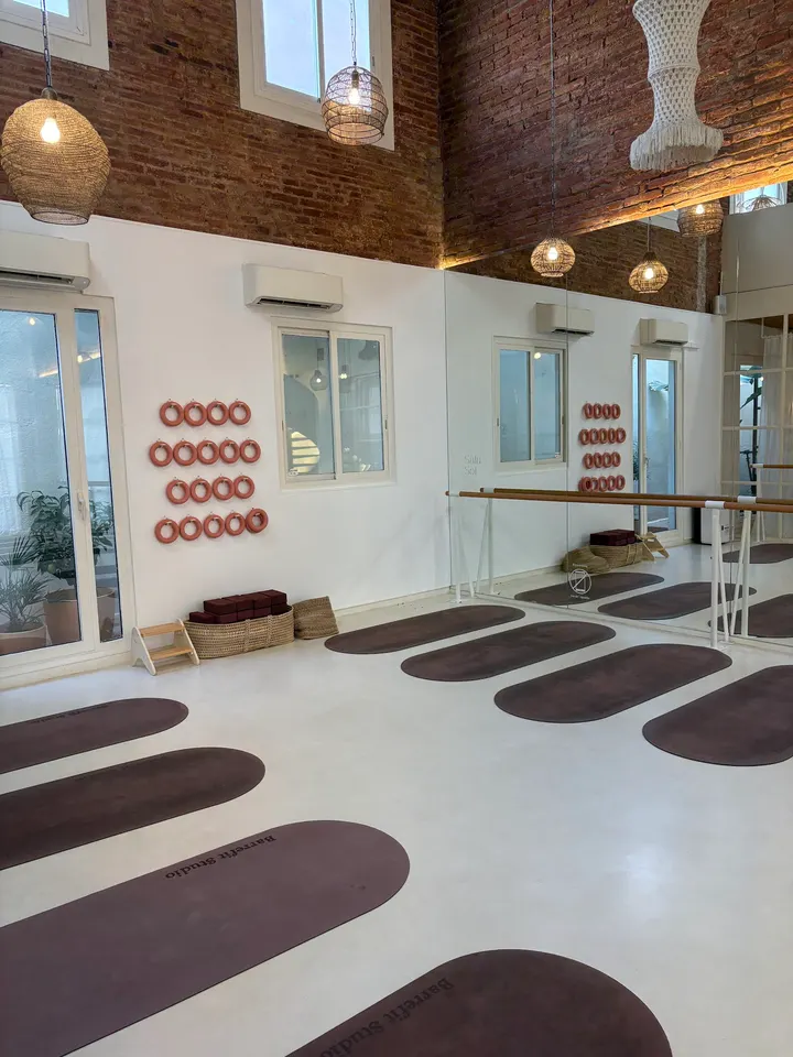 The Barrefit Studio - Gràcia - Mandatory towel / Toalla Obligatoria — Barre en Gràcia, Barcelona