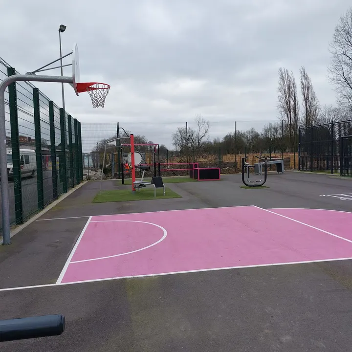Parc de street workout — salle de fitness-studio à Lille — 4