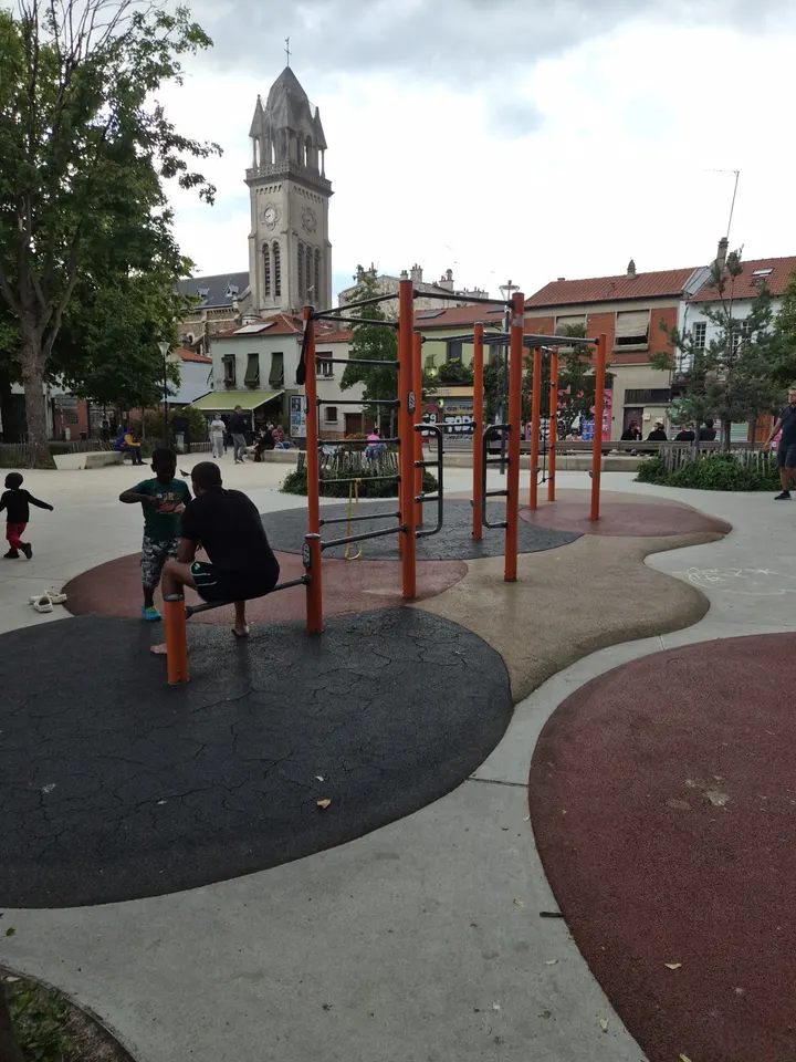 Street workout — Salle de fitness à Bas-Montreuil - République, Montreuil