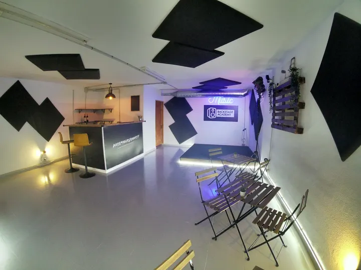 BACKSTAGE ACADEMY MALAGA — baile-studio en El Torcal, Málaga — 3
