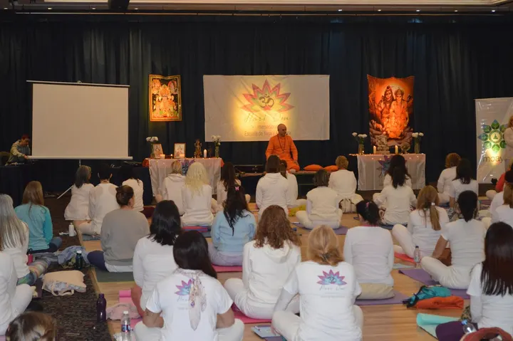 Hari Om Internacional Escuela De Yoga España — yoga-studio en Valencia — 3