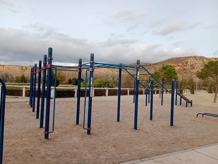 Parque StreetWorkout calistenia "La Ribera" — estudio de fitness-studio en Varea, Logroño — 3