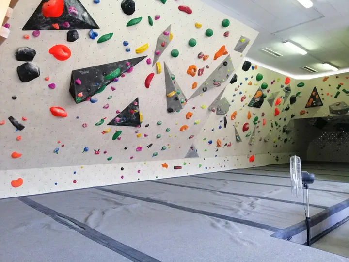 Can Bombo, el teu Rocòdrom a Olot. — boulder-studio en el Triai, Olot — 2