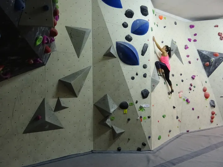 Can Bombo, el teu Rocòdrom a Olot. — Escalada en el Triai, Olot