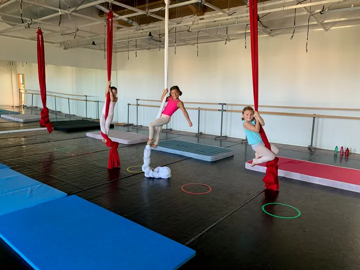 Vertical - Scuola di Circo — acrobatica aerea-studio a Rimini — 5
