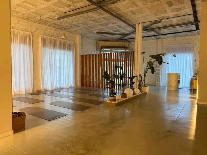 Aura Estudios — Meditación en Urbanització Les Atzavares, Elche