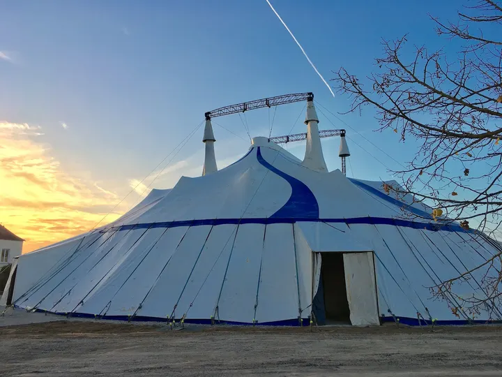 Chapiteau de l'Ecole Nationale de Cirque — Arts aériens à La Plaine d'Ozon, Châtellerault