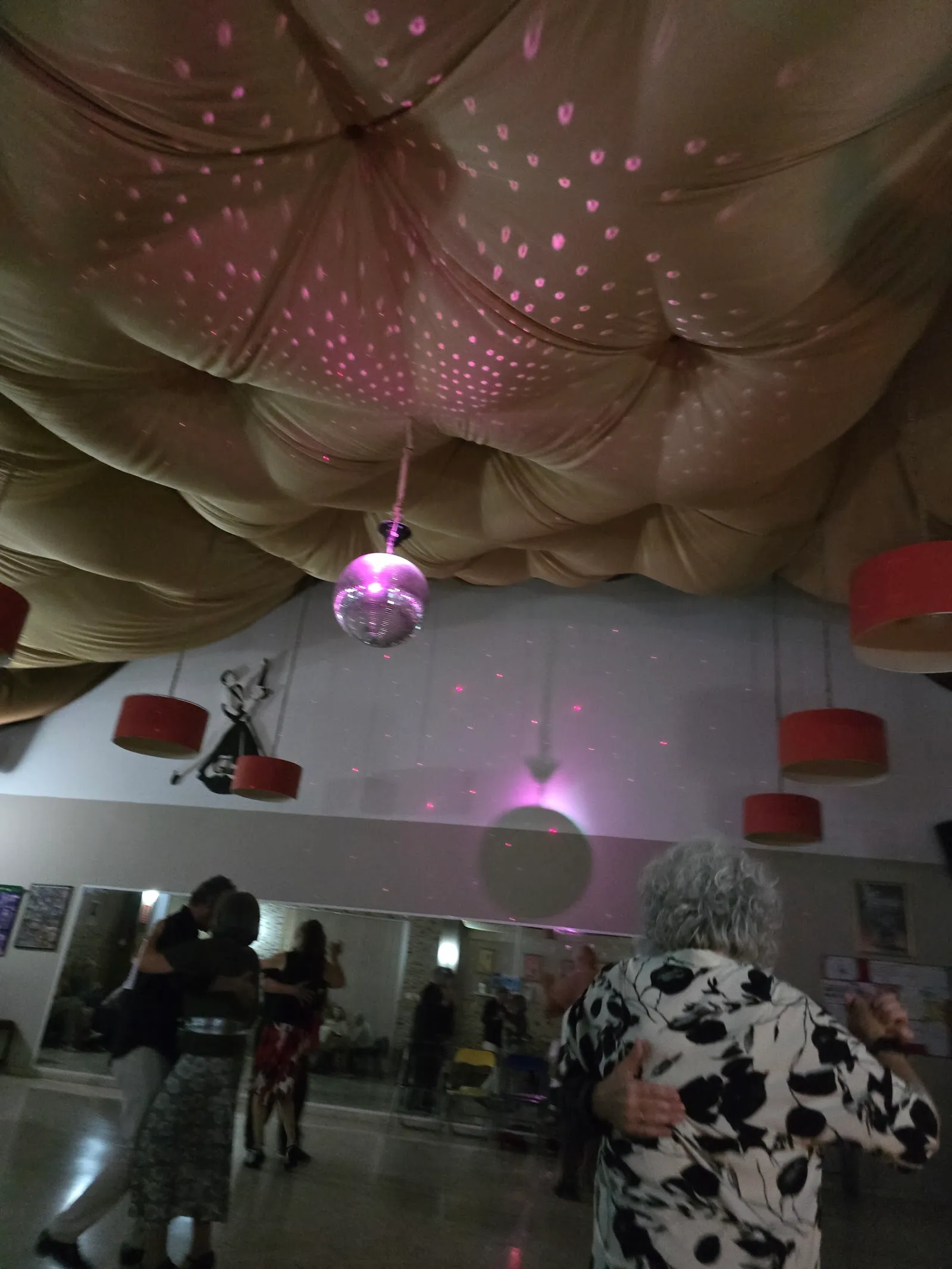 ASOCIACION DE BAILE DE SALON GLAMOUR — baile-studio en San Fernando — 2