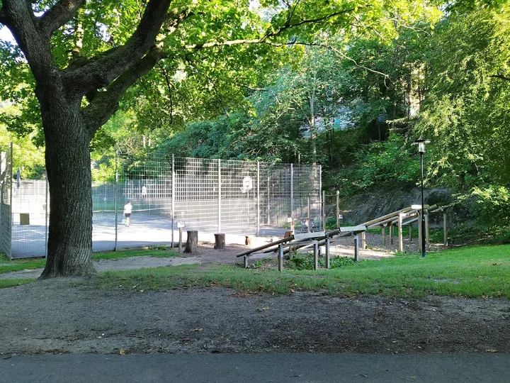 Lilla Blecktornsparken outdoor gym — träningsstudio i Stockholm — 3