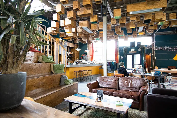 Boulderhal Kunststof 🧗 — klimmen-studio in Bos- en Gasthuizen, Leiden — 2