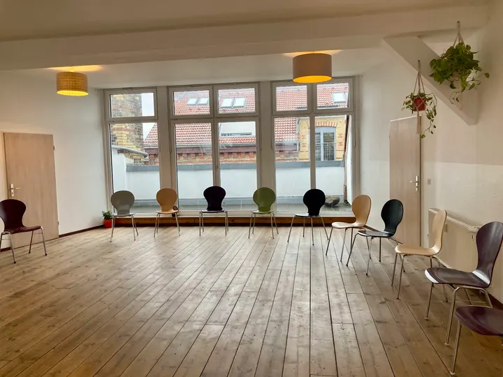 Juliette van der Weijde-Yoga & Breathwork @ Praxis Köpi — yoga-studio in Kreuzberg, Berlin — 2