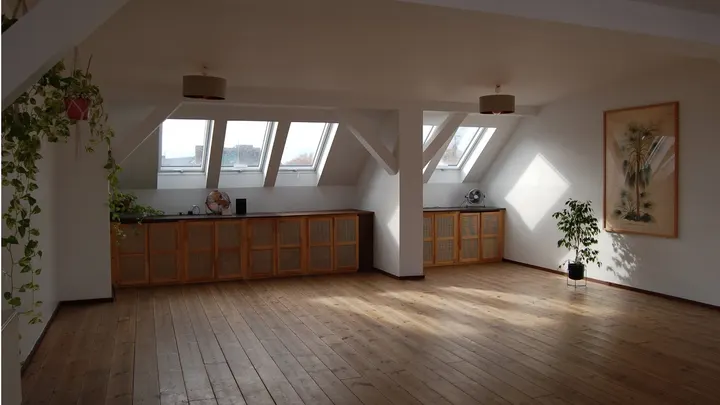 Juliette van der Weijde-Yoga & Breathwork @ Praxis Köpi — yoga-studio in Kreuzberg, Berlin — 3