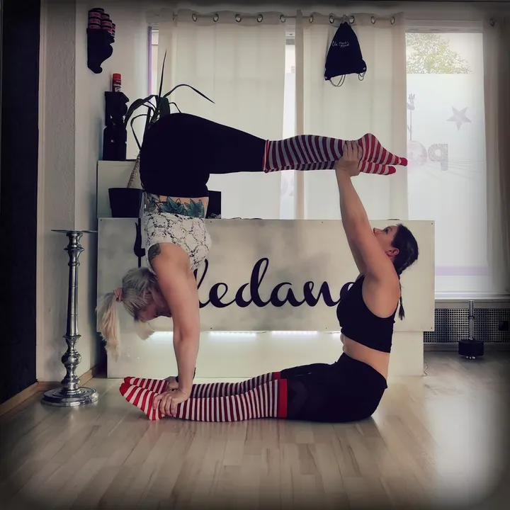 Pole Dance Studio — Pole Fitness in Dreikönigenviertel, Neuss