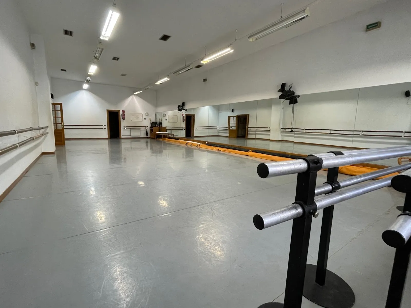 Almudena Lobón - Escuela Profesional De Danza — baile-studio en Ermitagaña-Mendebaldea, Pamplona — 3
