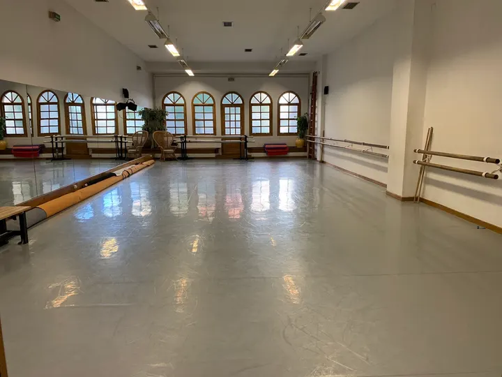 Almudena Lobón - Escuela Profesional De Danza — Baile en Ermitagaña-Mendebaldea, Pamplona