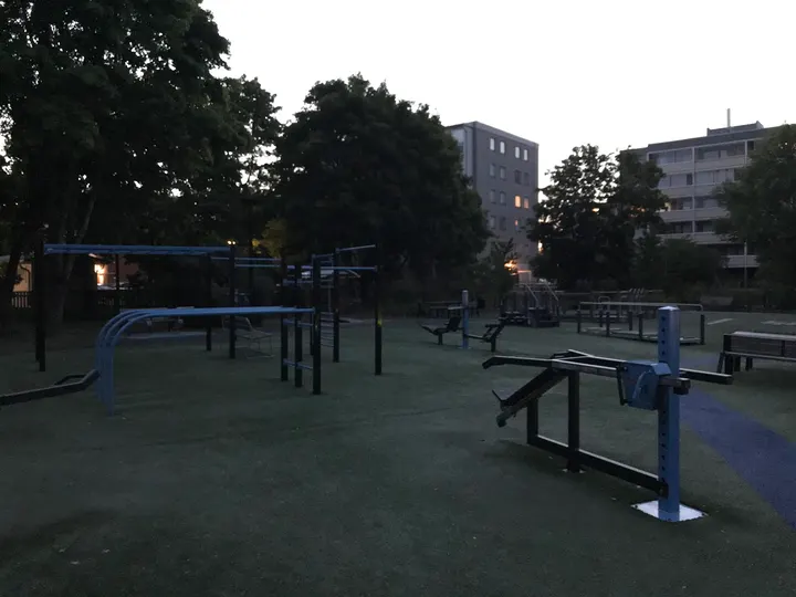 Louhenpuiston ulkokuntoilupaikka / street workout -telineet — fitnessstudio – Peltola, Lappeenranta — 3