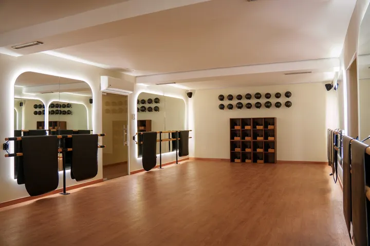 Haus Barre | Barre & Pilates Reformer & Fuerza en Vigo — pilates-studio en O Berbés, Vigo — 2