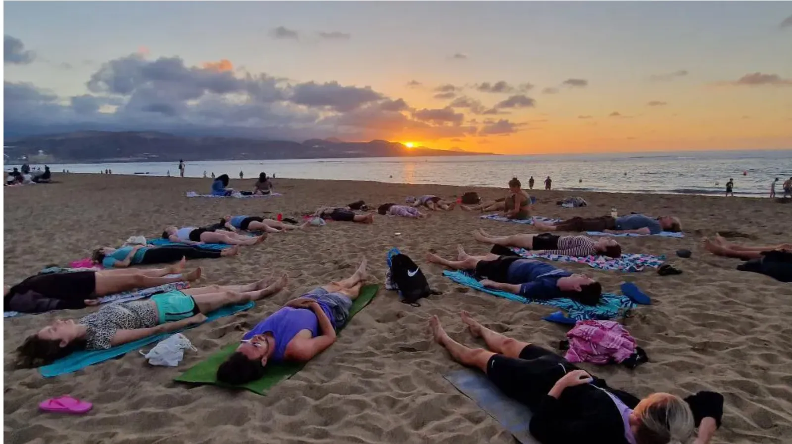 Sunset Yoga on The Las Canteras Beach Las Palmas — yoga-studio i Puerto, Las Palmas de Gran Canaria — bild 2
