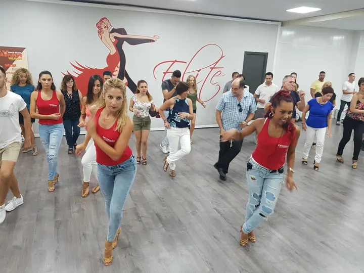 SalsaYPunto Nou Moles — baile-studio en Valencia — 4