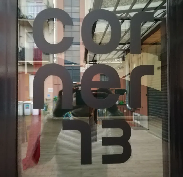 Corner 73 — acrobatica aerea-studio a San Siro, Milano — 2