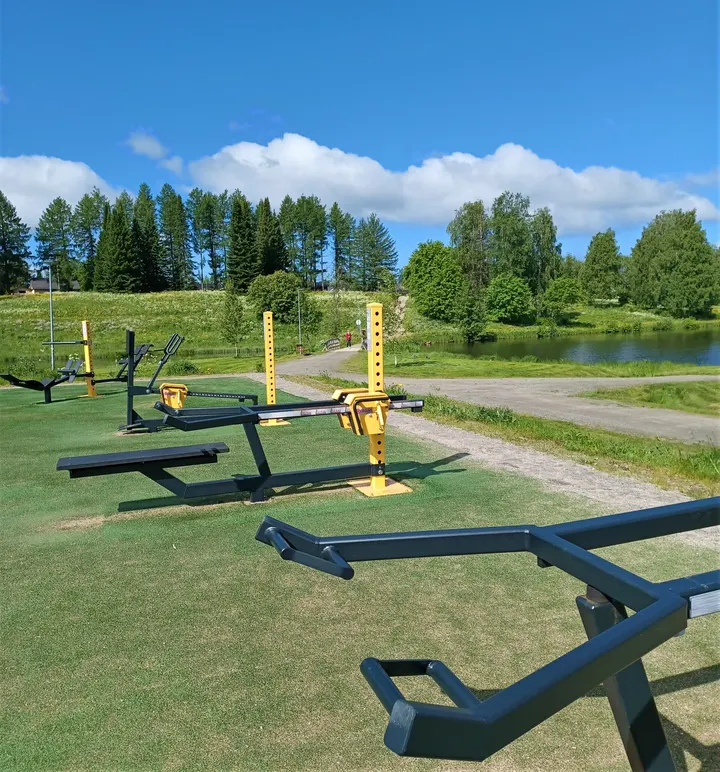 Kaupunginlammen ulkokuntosali / street workout -telineet — fitness studio-studio i Puistola, Kajaani