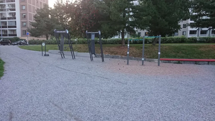 Osmonpuiston street workout -telineet / ulkokuntoilupaikka — fitnessstudio – Osmonmäki, Tampere — 2