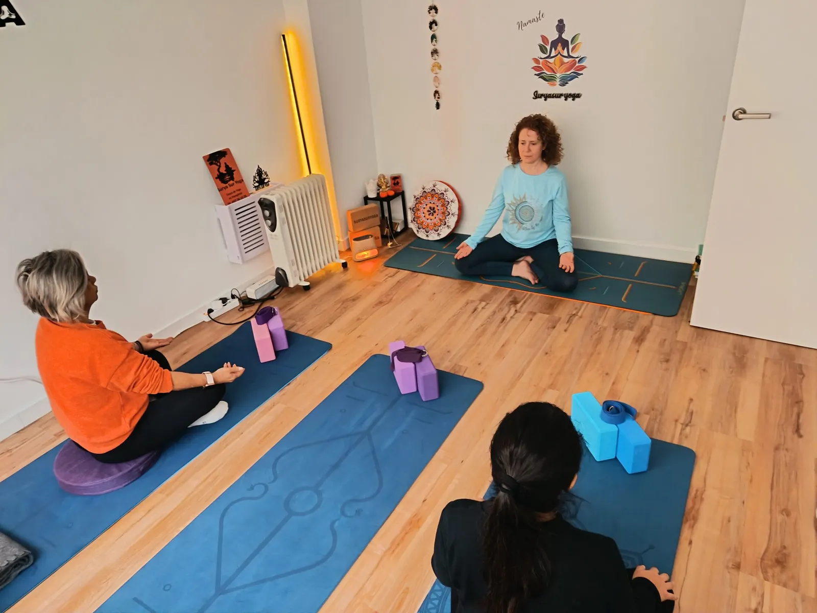 Surya sur yoga, yoga meditación y técnicas de respiración — yoga-studio i Los Boliches, Fuengirola — bild 2