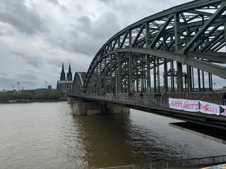 Kletteranlage Hohenzollernbrücke — Klettern in Deutz, Köln
