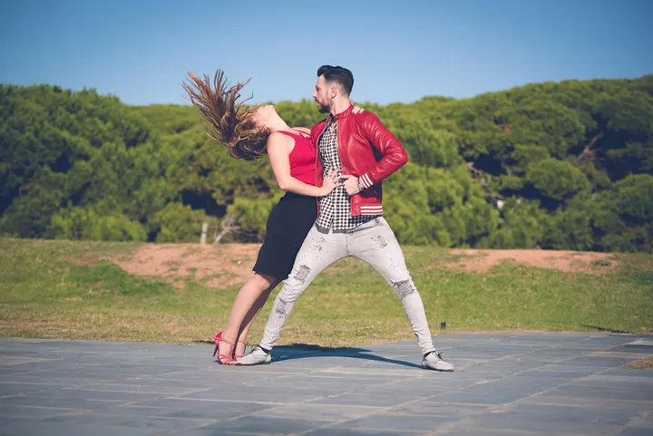 Dance Me Castelldefels | Clases de Salsa, Bachata y Baile Nupcial en Castelldefels y Barcelona — Baile en Can Roca, Castelldefels