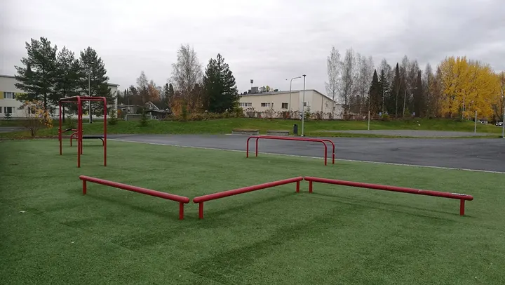 Vehmaisten kentän street workout -telineet / ulkokuntoilupaikka — Fitnessstudio – Vehmainen, Tampere