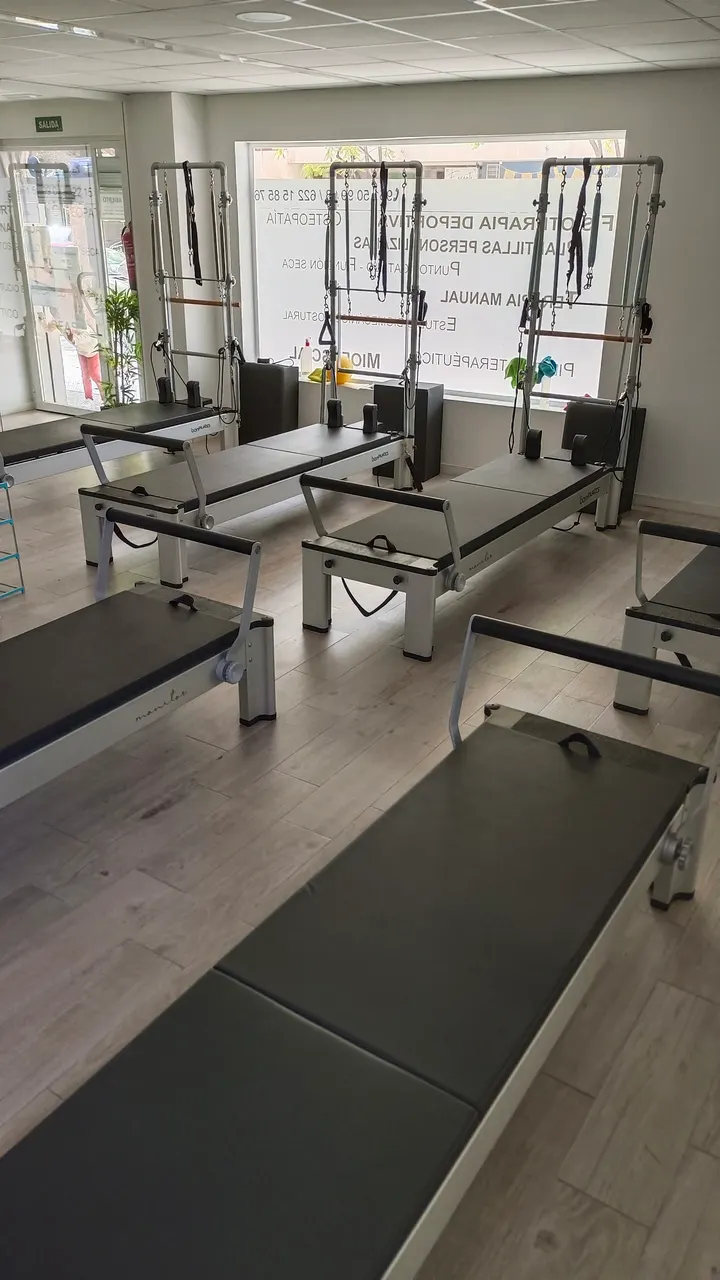 Neopostural Fisioterapia Podología Pilates Máquina Nutrición Suelo Pél — pilates-studio en Las Virreinas, Málaga — 3