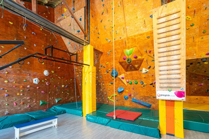 El Gat Penjat — escalada-studio en el Bugarai, Caldes de Montbui — 3