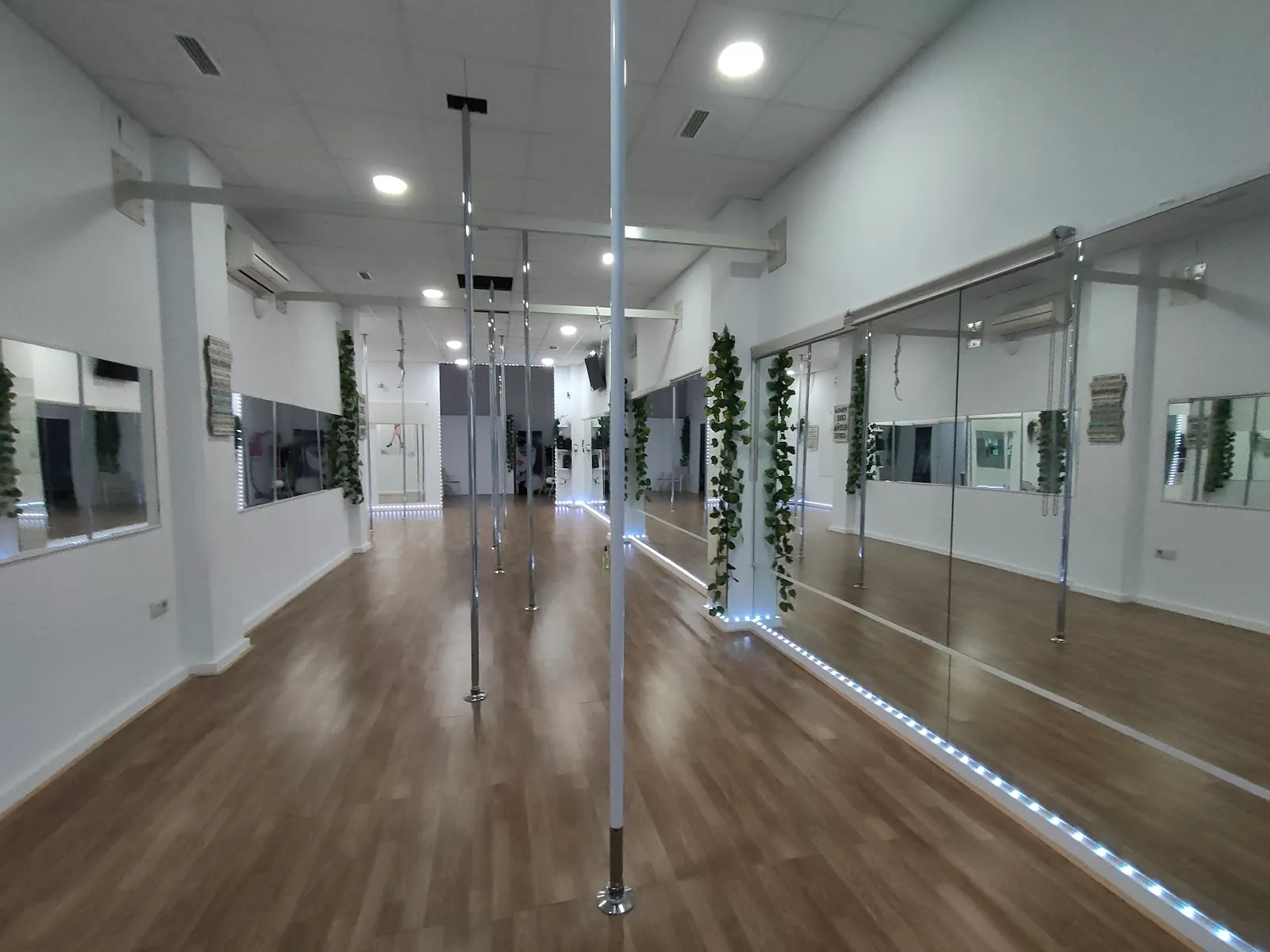 POLE DANCE SPORT VALENCIA ESCUELA BETTY YEIN — estudio de fitness-studio en Quart de Poblet — 3
