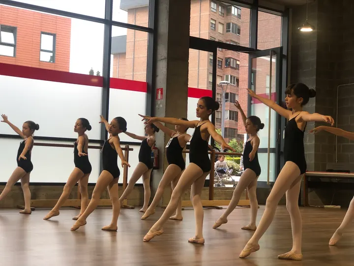 Escuela de Ballet Roser Carrés — Baile en Begoñako Ama, Getxo