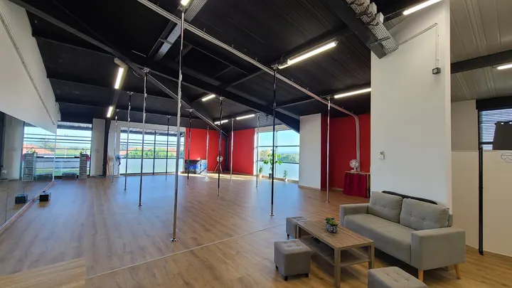 Fly in Move — pole fitness-studio à Morenol, Savigneux — 2