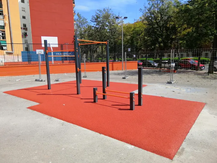 Parque de calistenia calle de Menorca — calisthenics-studio en la Creu del Grau, Valencia — 3