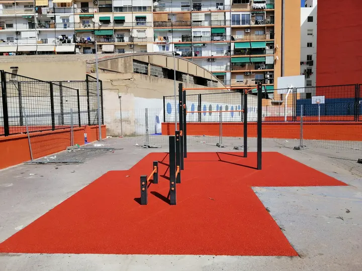 Parque de calistenia calle de Menorca — Calisthenics en la Creu del Grau, Valencia