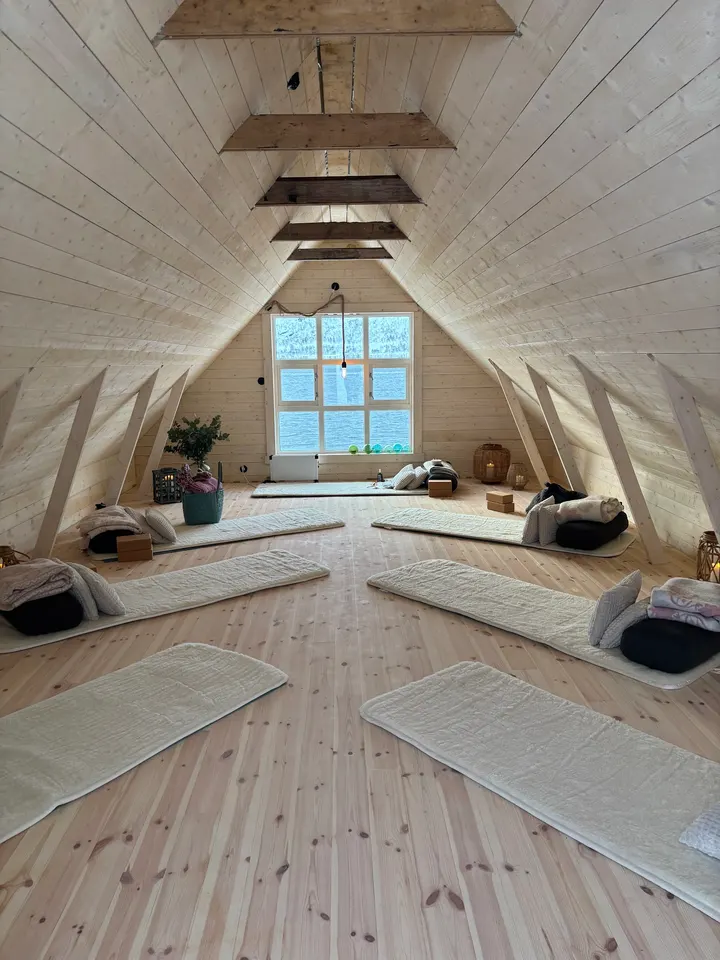 Yoga 70 Nord Nina Einevoll Strøm — yoga-studio i Skjervøy — 2